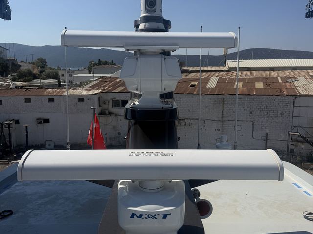 Önce: üst yapıda radarlar ve anten grubu