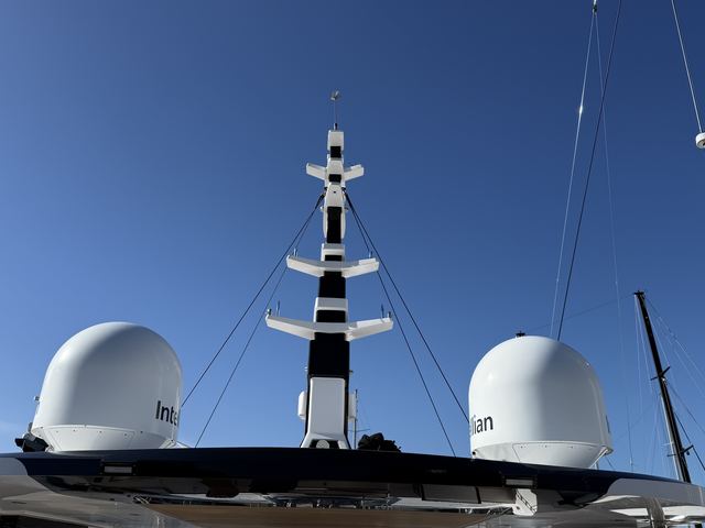 Önce: boya öncesi direk ve Intellian uydu antenleri