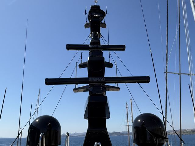Yeniden monte edilen uydu antenleri ve direk