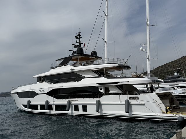 Majesty 125 – M/Y Elza