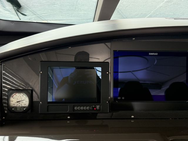 Yeni konsol tasarımı: Simrad ekranlar yerinde