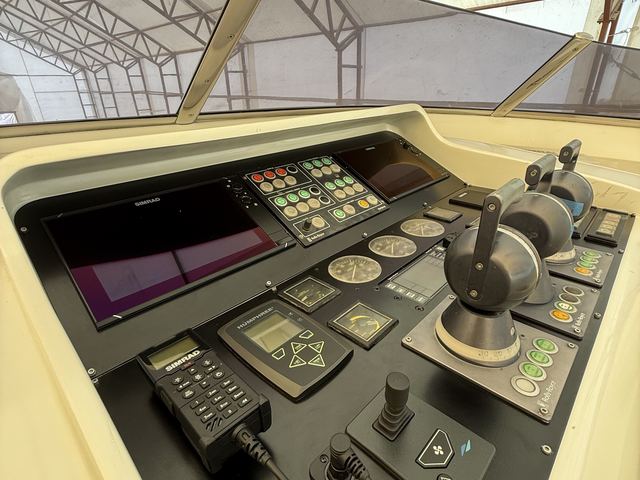 Yeni panel yerleşimi: ekran yuvaları, kumandalar ve telsiz
