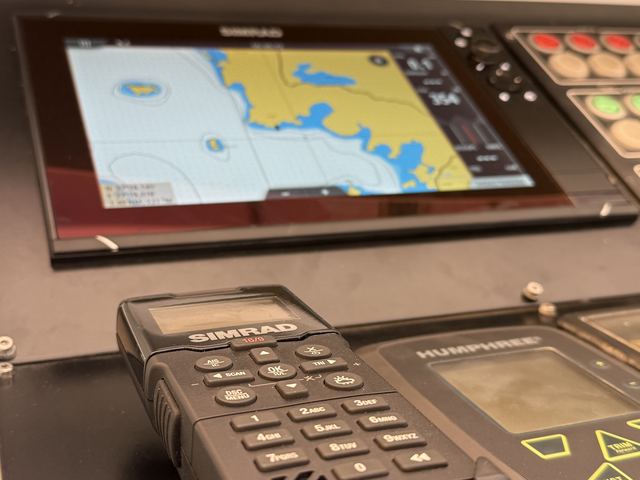 Simrad çok fonksiyonlu ekran ve VHF telsiz el ünitesi
