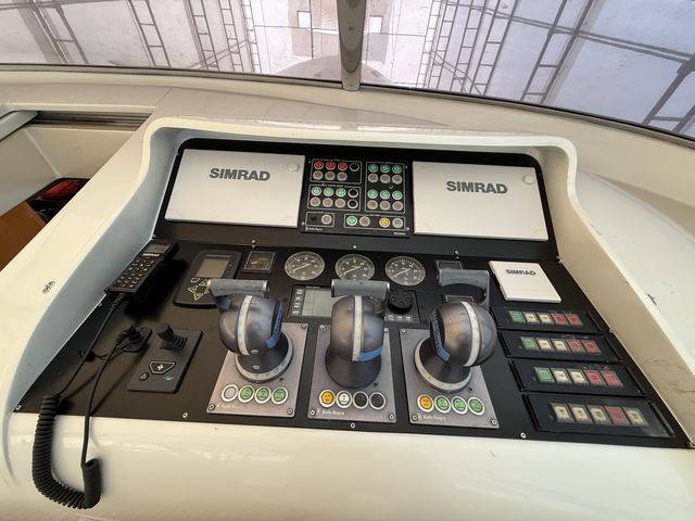 Tamamlanan konsol: Simrad ekranlar ve yenilenen paneller
