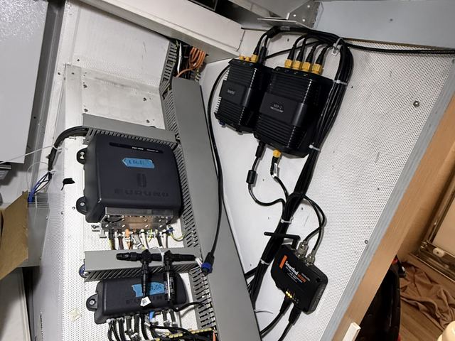 Tamamlanan elektronik dolabı: data ve güç altyapısı