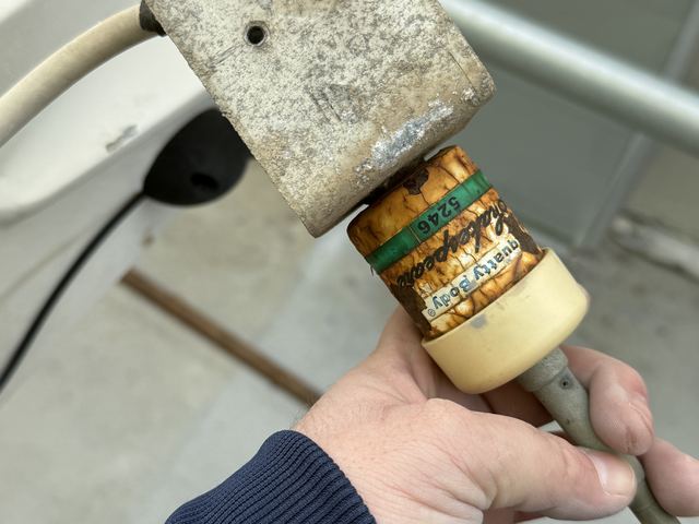 Sökülen eski anten bağlantısında korozyon