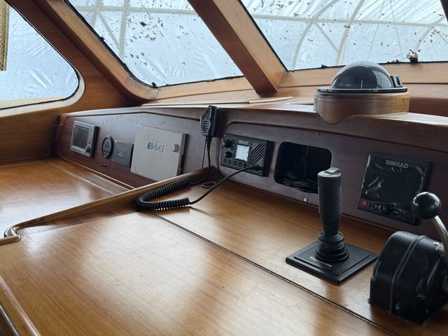 Navigasyon istasyonu: VHF, otopilot kumandası ve göstergeler