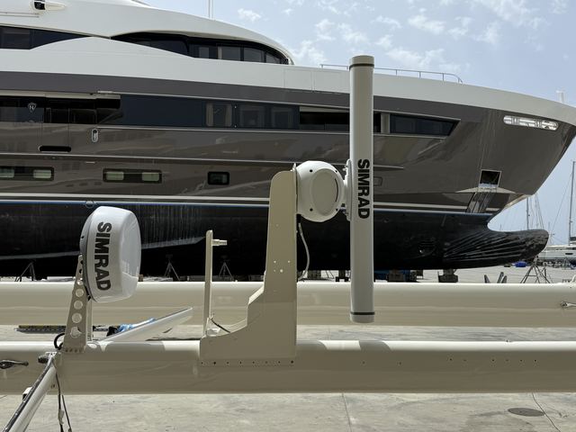 Arka direkte Simrad radar ve uydu antenleri
