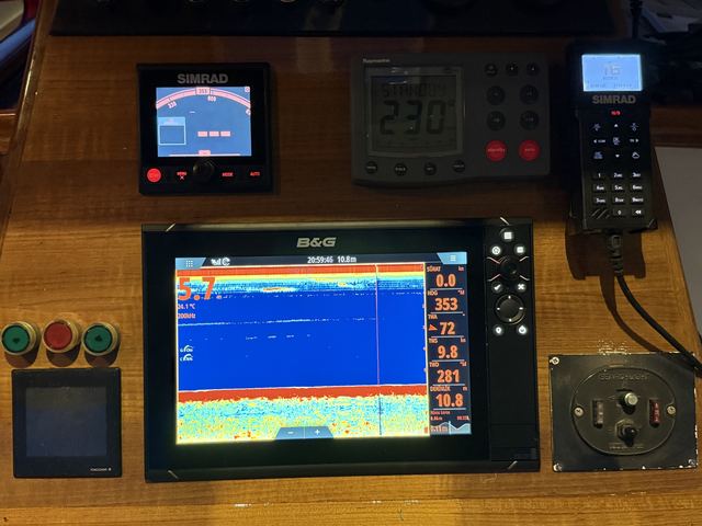 Dümen konsolu: B&G ekranda sonar, Simrad otopilot kumandası